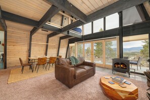 Smart TV, fireplace, stereo, computer monitors - Book Winter Park Hideout - private HT, Mt views, 5 bedrooms (Tabernash)