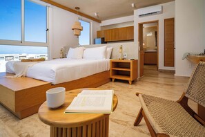 Escritorio, tabla de planchar con plancha, wifi y ropa de cama 