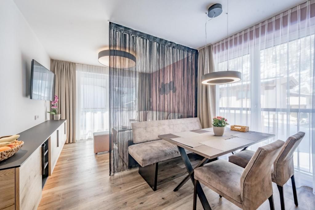 Superior-Apartment, Balkon, Gartenblick | Speisen