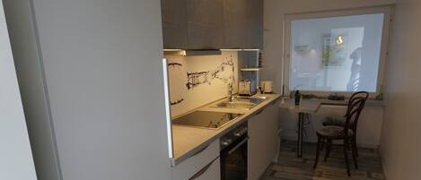 Réfrigérateur, four à micro-ondes, un four, surface de cuisson