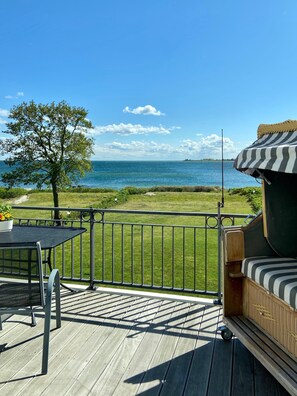 Outdoor dining - Vacation apartment Fehmarn sea view - terrace & beach near Fehmarnsund (Fehmarn)