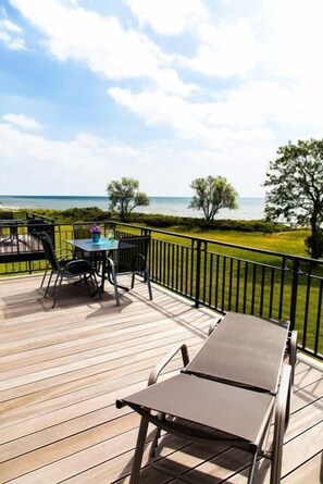 Outdoor dining - Vacation apartment Fehmarn sea view - terrace & beach near Fehmarnsund (Fehmarn)