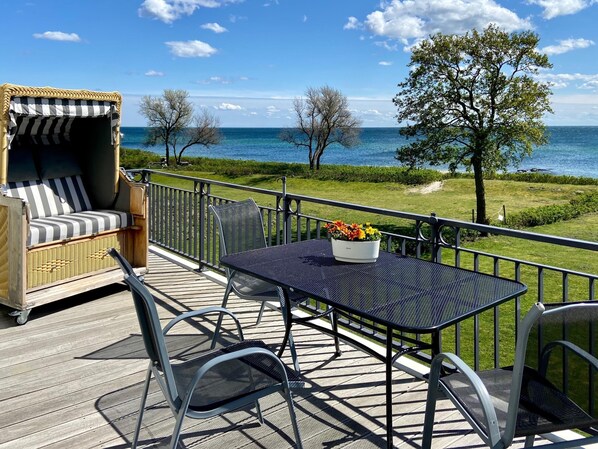 Outdoor dining - Vacation apartment Fehmarn sea view - terrace & beach near Fehmarnsund (Fehmarn)