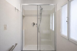 Shower, free toiletries, hair dryer, towels - Boboli Living (Florence)