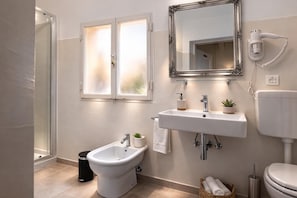 Douche, articles de toilette gratuits, sèche-cheveux