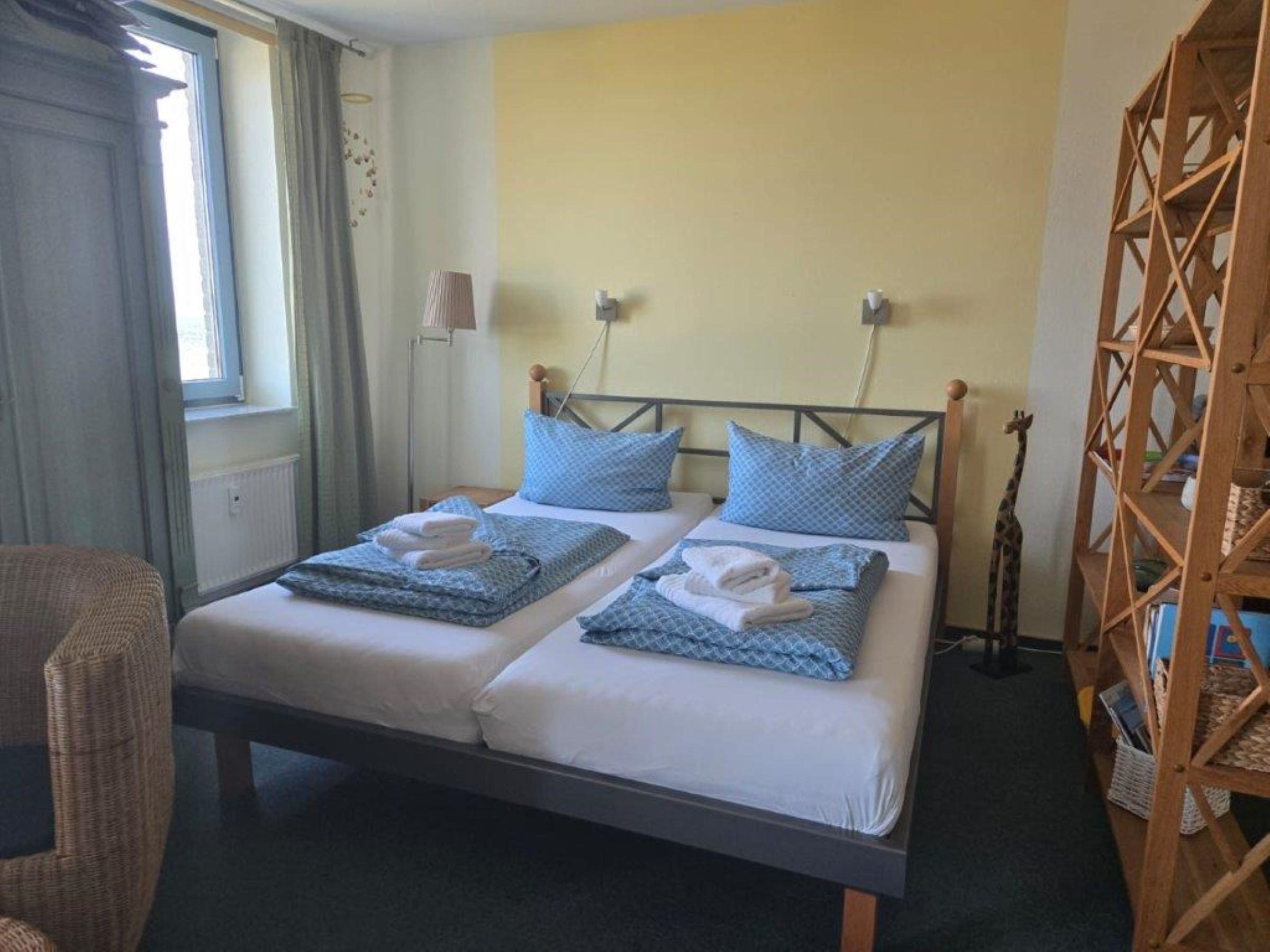 1 bedroom, travel crib