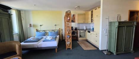 1 bedroom, travel cot