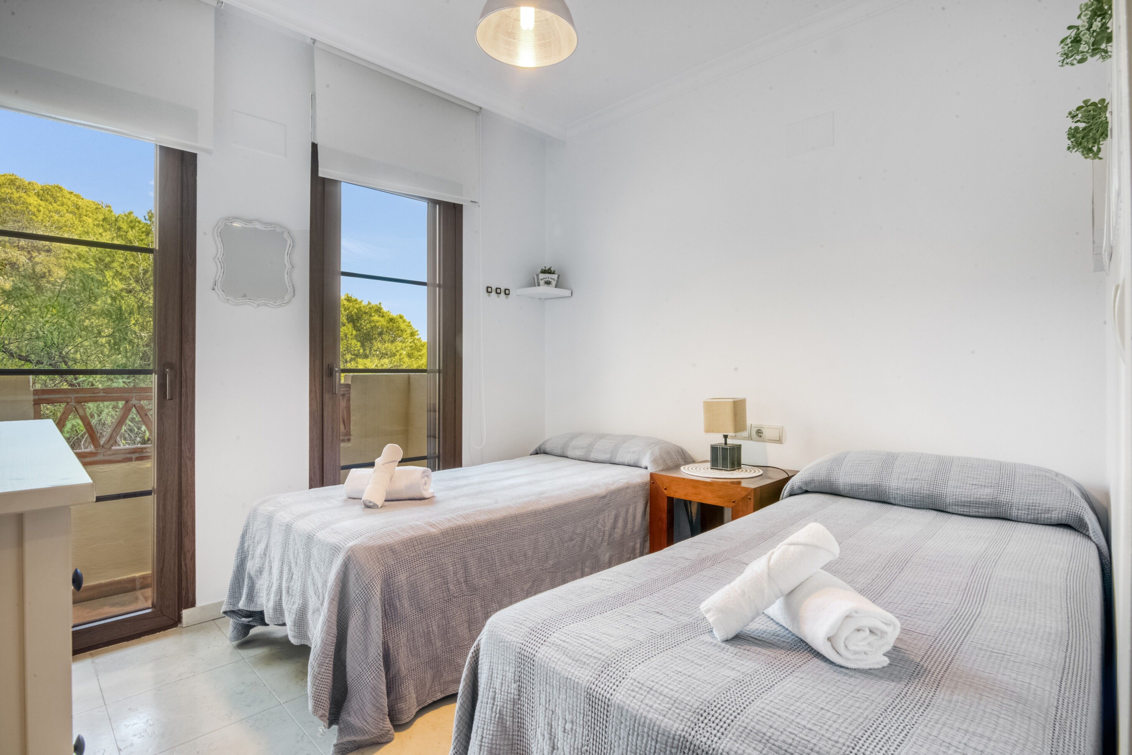 3 chambres, fer et planche à repasser, Wi-Fi, draps fournis