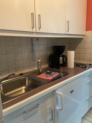 Kylskåp, spishäll, kaffe- och tebryggare och brödrost