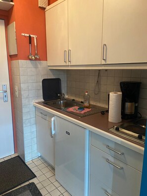 KĂŒhlschrank, Herdplatte, Wasserkocher mit Kaffee-/Teezubehör, Toaster