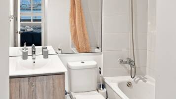 Apartment | Bathroom | Shower, towels, toilet paper