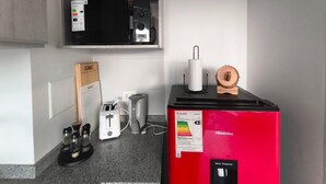 A compact kitchenette with a microwave, toaster, and water dispenser. - Oceana Suites Edificio HA (Coquimbo)