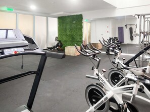 A gym with stationary bikes, treadmills, and weight machines. - Oceana Suites Edificio HA (Coquimbo)