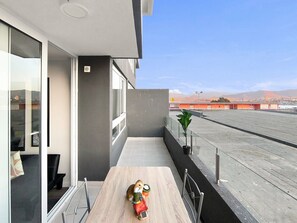 A balcony with a view of a cityscape and mountains. - Oceana Suites Edificio HA (Coquimbo)