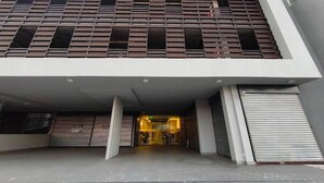 A modern building with a flat roof, large windows, and a covered entrance area. - Oceana Suites Edificio HA (Coquimbo)