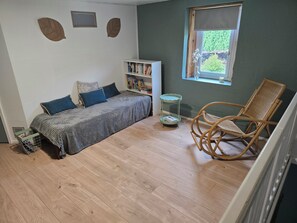 Desk, travel crib, free WiFi, bed sheets - Gîte "Montana" Home Sweet Vosges. Detached country house with garden. (Xertigny)