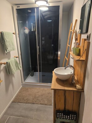 Shower, hair dryer, towels, soap - Gîte "Montana" Home Sweet Vosges. Detached country house with garden. (Xertigny)