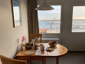 Dining - Unforgettable vacation at the marina: cosy vacation apartment with lake view! (Fehmarn)