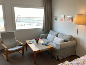 TV - Unforgettable vacation at the marina: cosy vacation apartment with lake view! (Fehmarn)