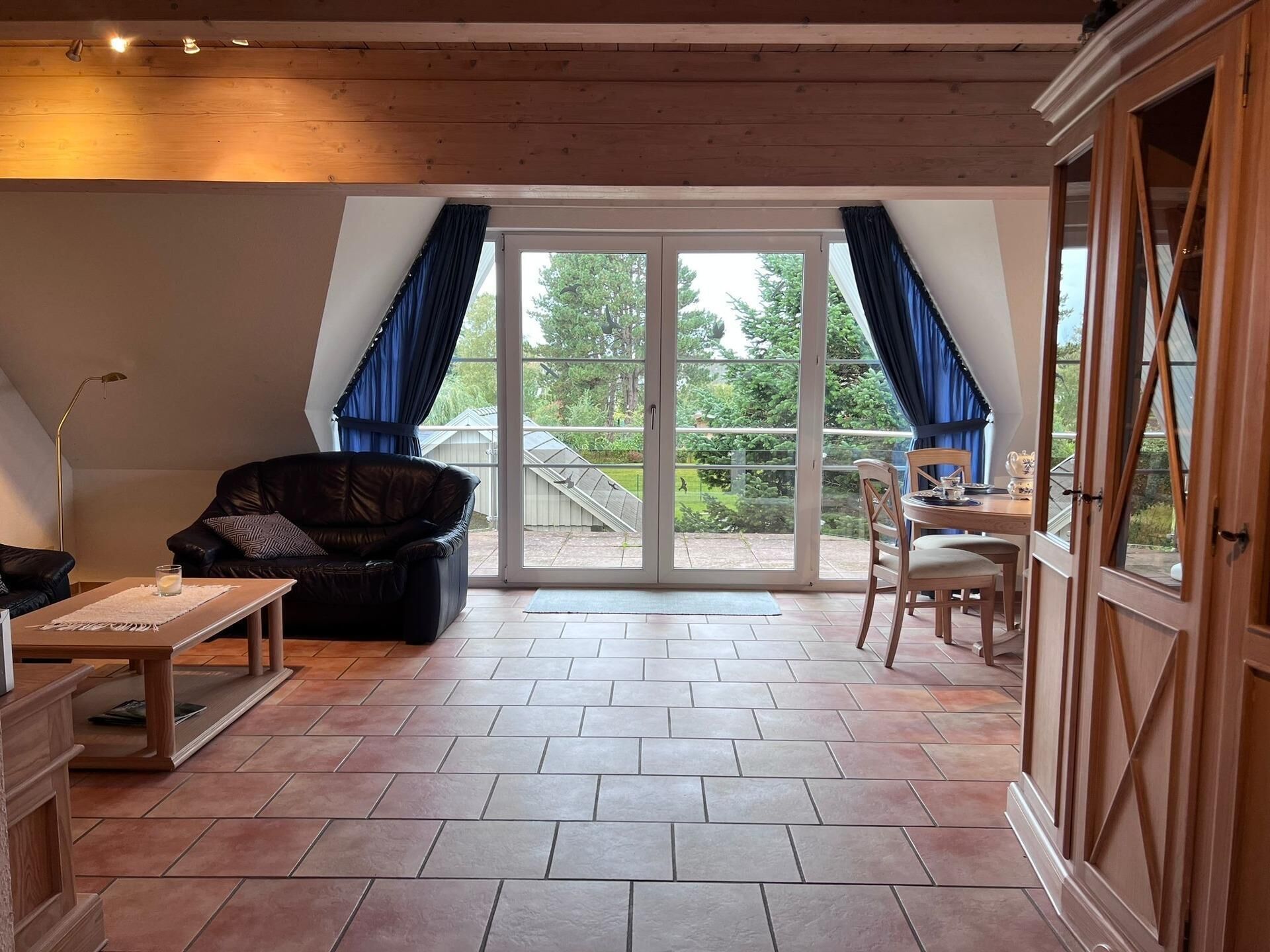 Televisie, een dvd-speler en een stereo