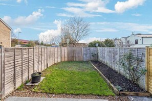 Property grounds - 4-Bed Family Home - Central Windsor By Tempstay (Windsor)