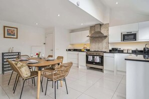 Fridge, microwave, oven, stovetop - 4-Bed Family Home - Central Windsor By Tempstay (Windsor)