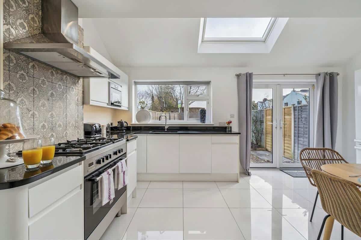 冷蔵庫、電子レンジ、オーブン、コンロ