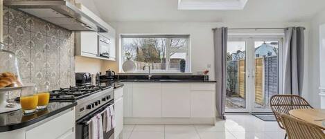 雪櫃、微波爐、焗爐、爐具