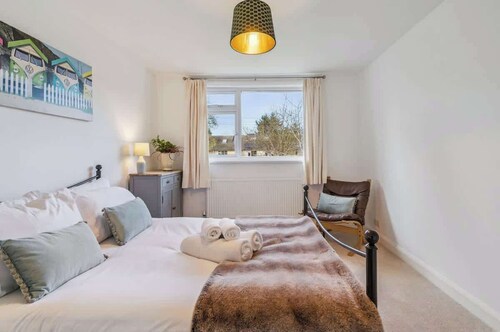 4-Bed Family Home - Central Windsor By Tempstay
