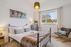 4 bedrooms, iron/ironing board, travel cot, WiFi - 4-Bed Family Home - Central Windsor By Tempstay (Windsor)