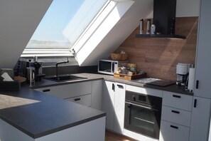 Fridge, microwave, oven, stovetop - Toplicht apartment - harbor view & sauna in Orth (Schwanitz) (Fehmarn OT Orth)