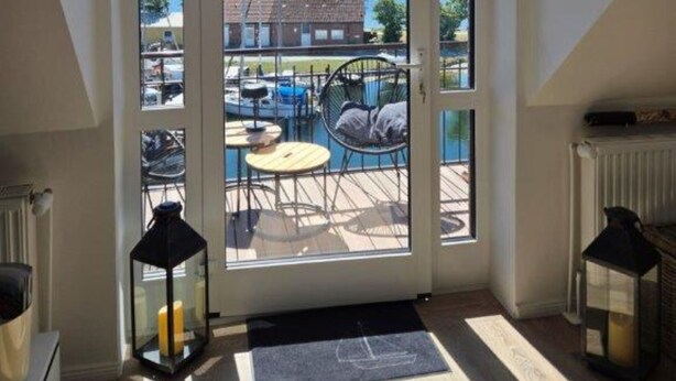 Una habitación con un ventanal arqueado que da a una zona de piscina.
