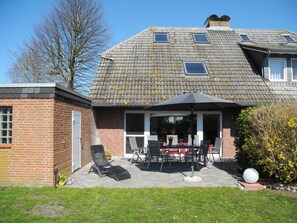 Outdoor dining - Vacation home Keinemann - 125 m² with fireplace, large garden & near natural beach (Fehmarn OT Püttsee)