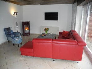 TV, fireplace, stereo - Vacation home Keinemann - 125 m² with fireplace, large garden & near natural beach (Fehmarn OT Püttsee)