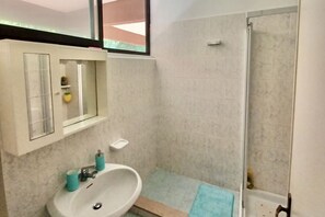 Shower, bidet - Staying in the Marina di Bibbona Apartments combines the convenience of feeling at home with the comfort of a holiday in a green setting, just steps from the sea and all the main amenities. With its pleasant atmosphere, <b>Marina di Bibbona</b> combines  (Marina di Bibbona)
