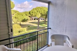 Property grounds - Staying in the Marina di Bibbona Apartments combines the convenience of feeling at home with the comfort of a holiday in a green setting, just steps from the sea and all the main amenities. With its pleasant atmosphere, <b>Marina di Bibbona</b> combines  (Marina di Bibbona)
