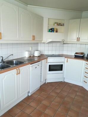 Fridge, microwave, oven, stovetop - Vacation home Keil in Burg - central, quiet & close to the south beach (Fehmarn)