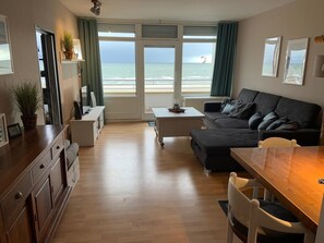 Fernseher, DVD-Player, Stereoanlage