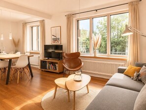 TV, fireplace, stereo - Seehaus in Orth on Fehmarn right by the sea - filming location "Schwanitz" (Fehmarn)