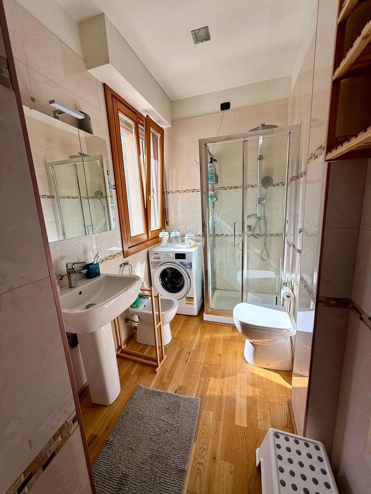 Haartrockner, Handtücher, Seife, Toilettenpapier