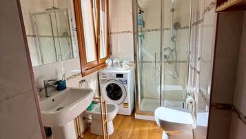 Haartrockner, Handtücher, Seife, Toilettenpapier