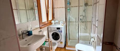 SĂšche-cheveux, serviettes fournies, savon, papier toilette