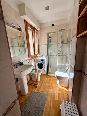 Haartrockner, Handtücher, Seife, Toilettenpapier