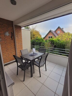 Outdoor dining - Enjoy your perfect time-out in our charming vacation apartment! (Fehmarn)