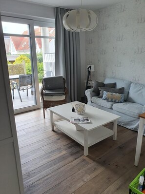 TV - Only 40 m to the Baltic Sea - stylish vacation apartment on Fehmarnsund with terrace (Fehmarn)