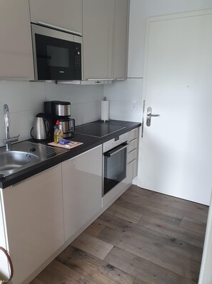 Fridge, oven, stovetop, dishwasher - Only 40 m to the Baltic Sea - stylish vacation apartment on Fehmarnsund with terrace (Fehmarn)