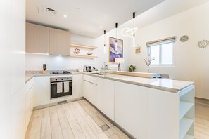 Fridge, microwave, oven, stovetop - Minutes From Circle Mall, Near the Park, With Quick Access to Al Khail Road and 20 Minutes to Dubai Marina (Dubai)