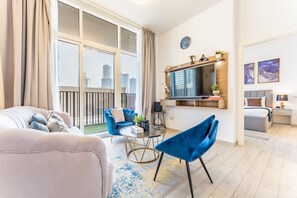 TV - Minutes From Circle Mall, Near the Park, With Quick Access to Al Khail Road and 20 Minutes to Dubai Marina (Dubai)