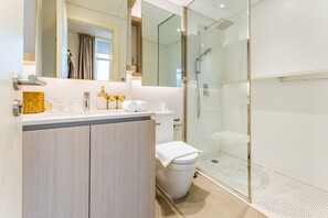 Shower, hair dryer, bidet, towels - Minutes From Circle Mall, Near the Park, With Quick Access to Al Khail Road and 20 Minutes to Dubai Marina (Dubai)