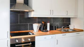 Wasserkocher mit Kaffee-/Teezubehör, Kühlschrank, Ofen, Herdplatte